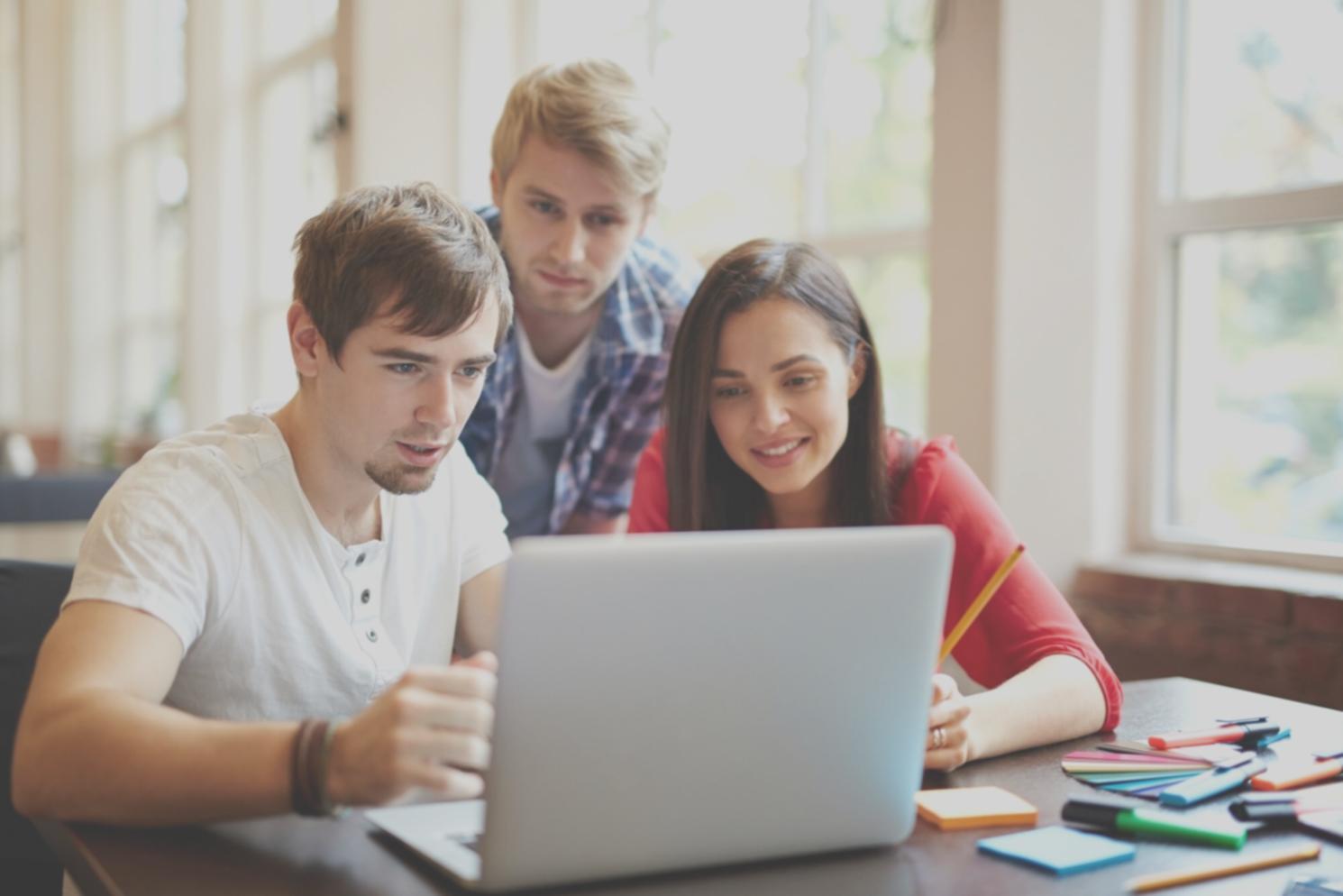 Equipo de virelthoriano trabajando en consultoría financiera personalizada
